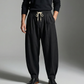 Pantalones casuales de hombre de corte holgado con cordón ajustable.