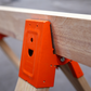 🛠️🔥 Soporte Profesional para Caballete de Sierra con Abrazadera – Banco de Trabajo Resistente para Madera y Construcción· Montaje Rápido y Extremadamente Duradero 🪨