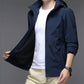 Chaqueta ligera con capucha y cremallera